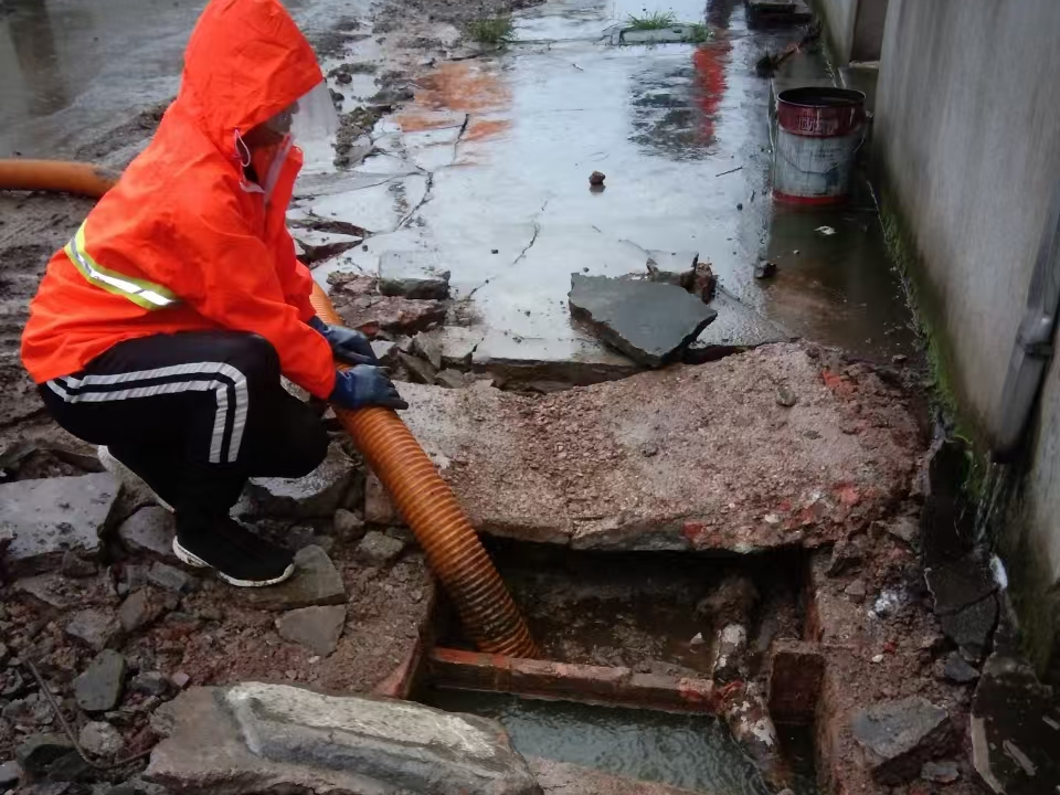 山海关专业清理污水池 炜誉市政以规范流程守护城市 “肠道”