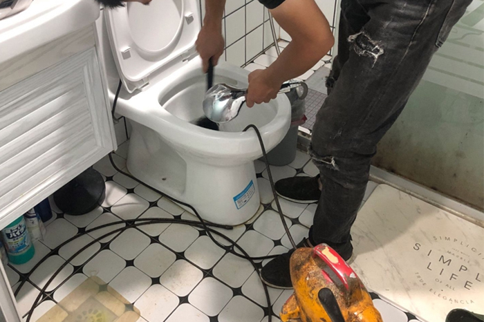 山海关马桶堵塞自己疏通还是找师傅?专业上门服务让你省时更省心