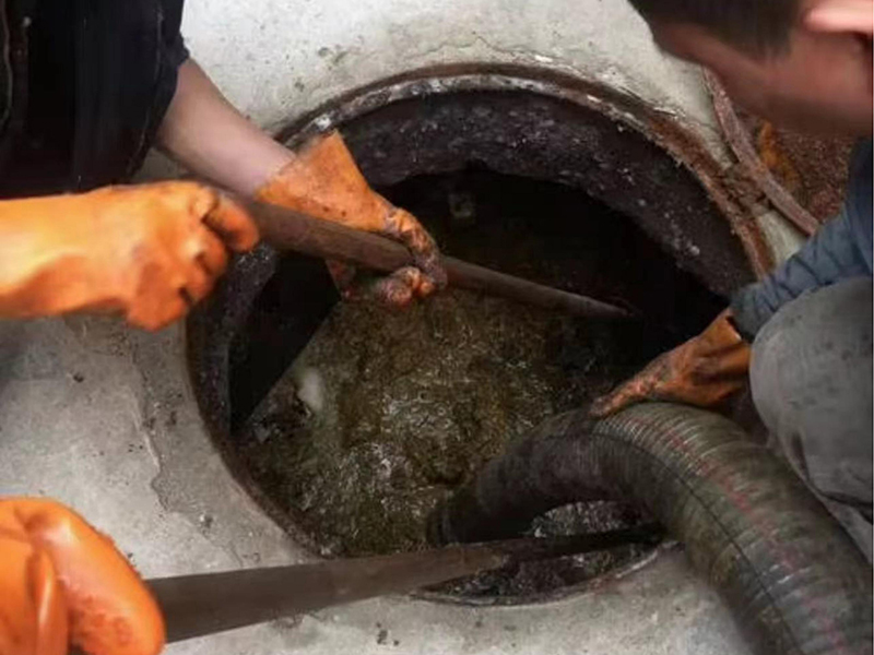 山海关清理化粪池时如何避免沼气的危害?